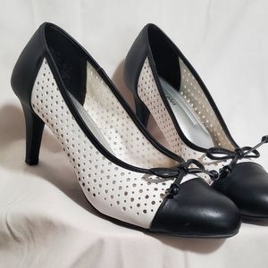 Cute Black / White high heels Lace Pattern Bow size 8 near New